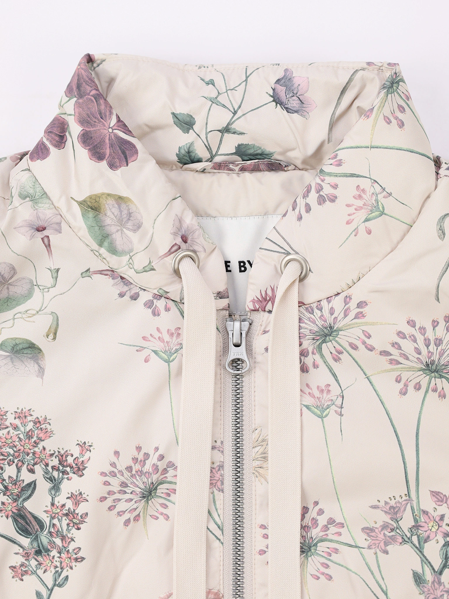 Куртка молочного цвета с цветочным принтом